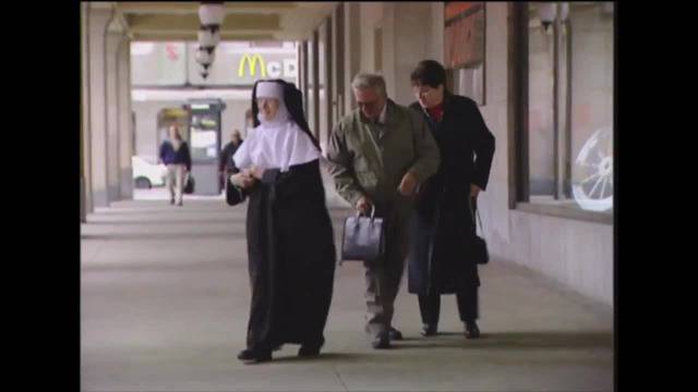 Монахиня с Голи снимки на Мъже от Плейбой – Скрита Камера