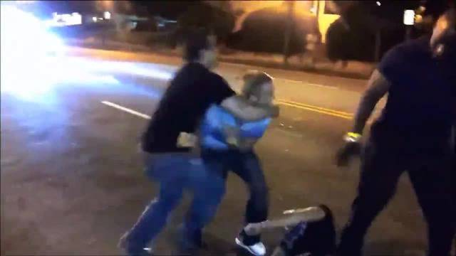 Мъж Брутално Бие Жена