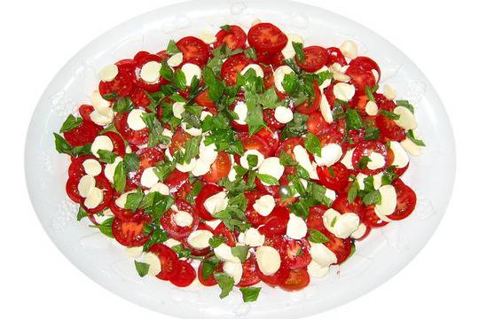 Салата от чери домати с босилек и моцарела здравословно