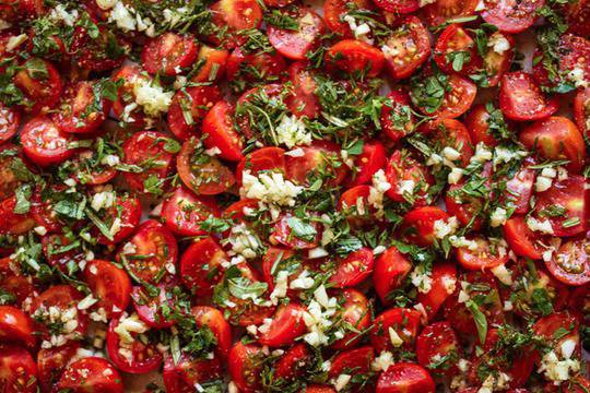 Салата от чери домати с чесън и магданоз здравословно