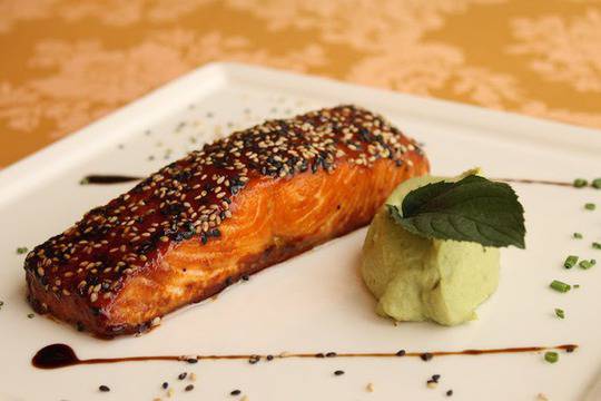 Печена сьомга в сос Терияки и сусам, поднесена с крем от авокадо здравословно