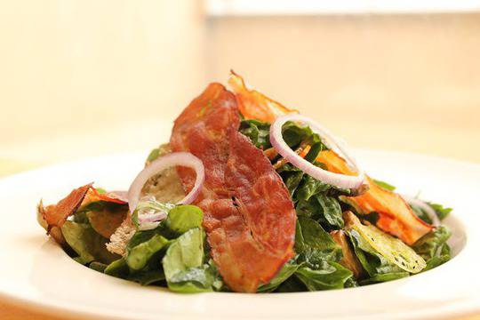 Салата от спанак с пресни гъби и чипс от бекон