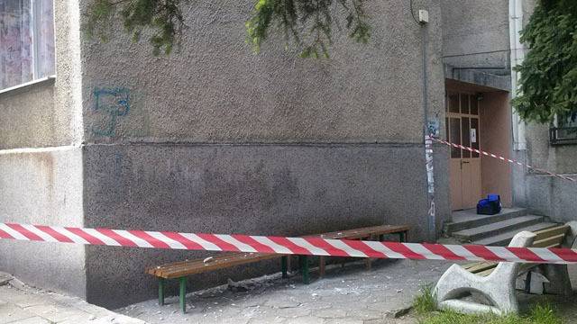 Отломка от панел падна от 8-етажен блок в Дупница