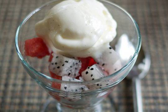 Плодова салата от диня с маракуя