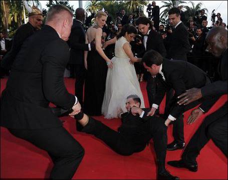 Америка Ферера предизвика хаос в Кан, нападна я журналист