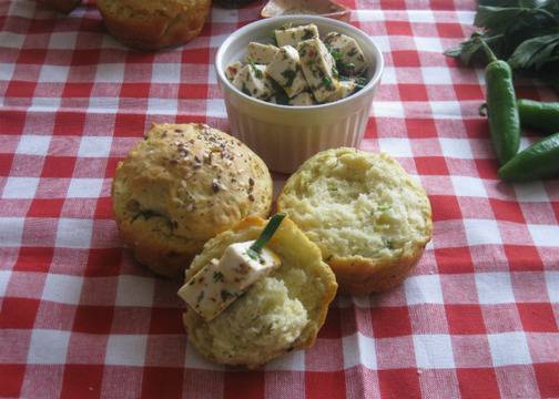 Кифлички с извара и зелени подправки