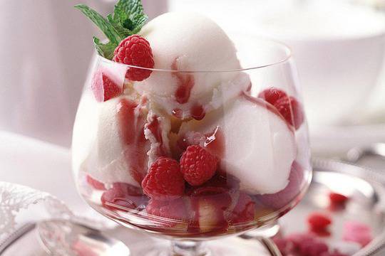 Сметанов сладолед с малини