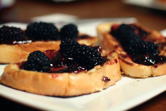 Пържени филийки с къпини