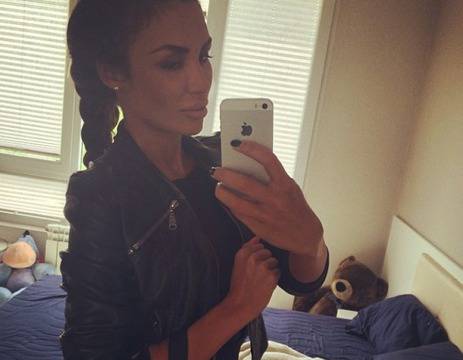 Голямо падение! Моника Валериева си хвана спонсор-дрипльо! Ходи със скъсани гащи! Вижте!