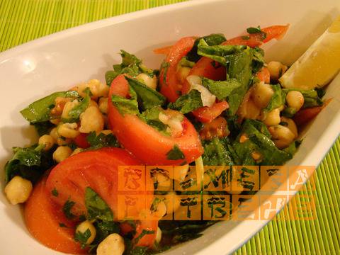 Салата с домати, спанак и нахут