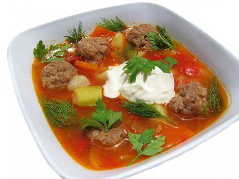 Супа от тиквички с топчета