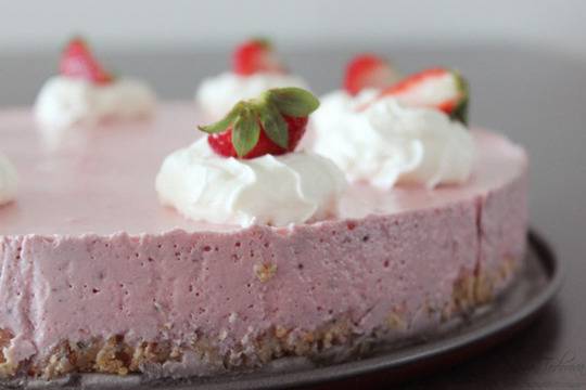 Ягодов кейк с цедено кисело мляко