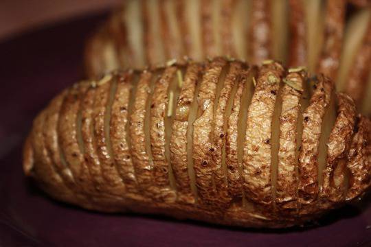 Печени пресни картофи с розмарин и масло