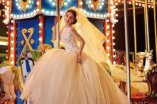 Мика Стоичкова пробва булчинска рокля