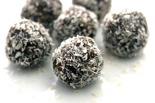 Шоколадови трюфели с кокосови стърготини