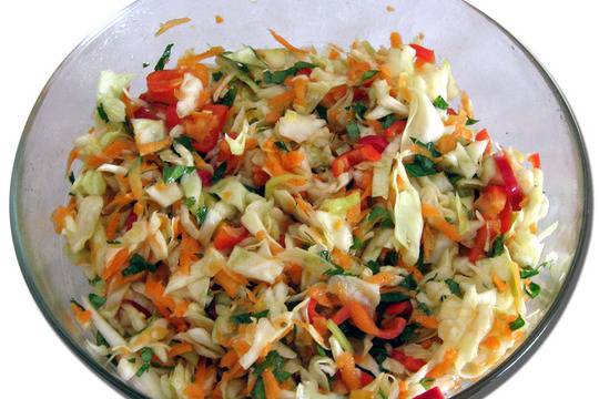 Салата от зеле, моркови и чушки