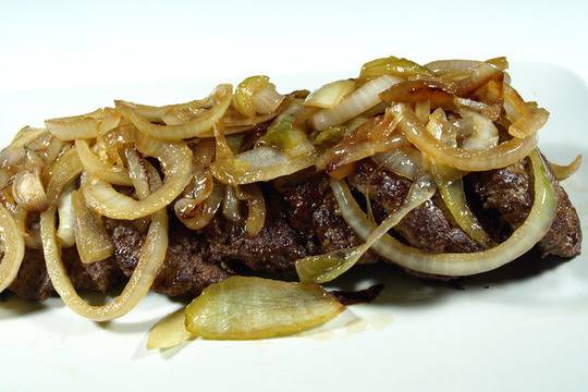 Печено свинско месо с лук