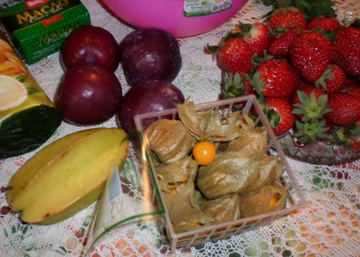 Чийзкейк с ягоди и екзотични плодове