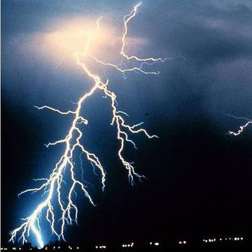 Как да реагираме при гръмотевична буря