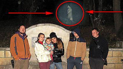 Смразяващо! Мистериозния призрак от Исперихово се появи отново на снимка! ВИЖТЕ!