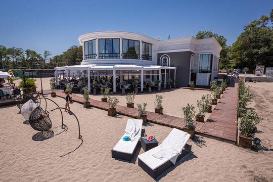 Летен бар Нептун отваря врати на самия бряг, Графа гостува в нощния бар в петък с промоция на Jim Beam