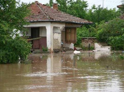 Ужас! Водите на Янтра преляха! Наводнение във Велико Търново!