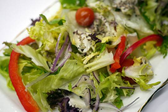 Зелена салата с рукола, радичио и лук здравословно