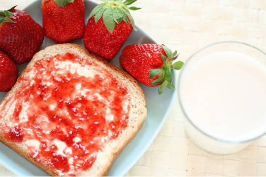 Филийка със сладко от ягоди