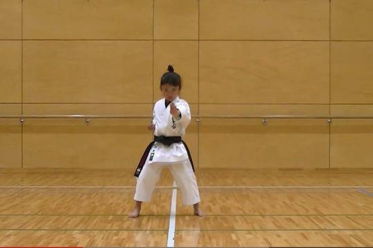 Едно 7-годишно момиченце, което може да те спука от бой