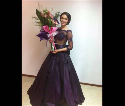 Джулия Стоянова от „Мис България“ грейна като абитуриентка