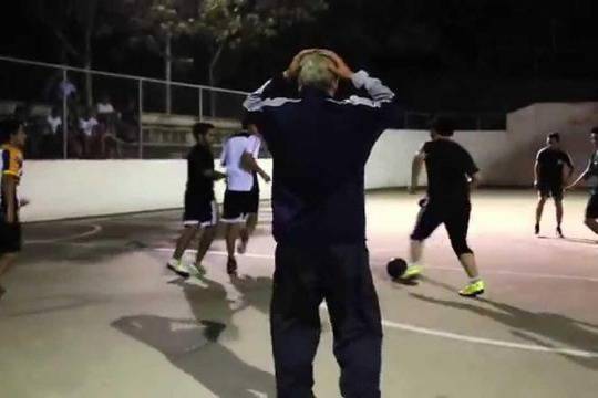 Този „дядо“ ще разбие представите ви за футбола