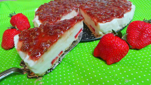 Вкусотиите на Бубето: „Ягодов чийзкейк с кисело мляко“