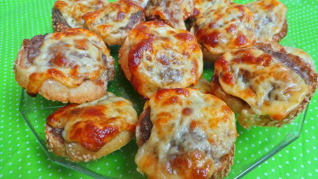 Вкусотиите на Бубето: Мини „принцеси“ с кайма и кашкавал на фурна