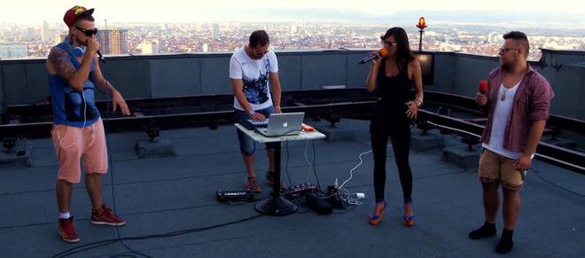 Donna, Dexter, Ангел и Моисей пеят на покрива на Кемпински