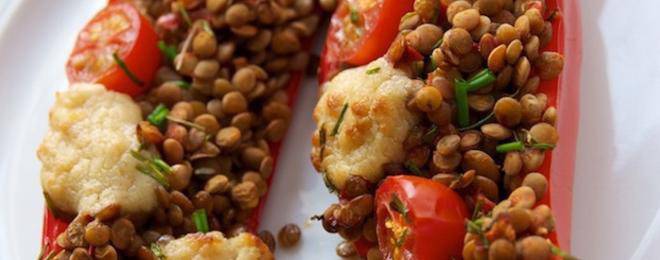 Пълнени чушки с леща и сирене