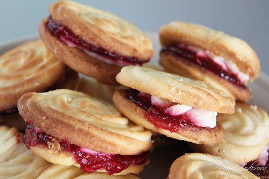 Маслени бисквитки с крем сирене и сладко от малини