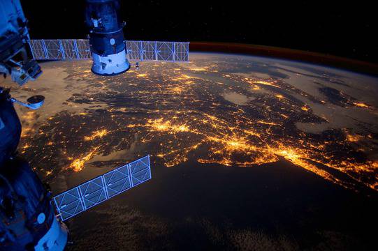 Как изглежда земята през нощта от Космоса?