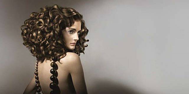 ВАРНА: Измиване и прическа по избор: прав сешоар, преса вафли, ретро преса или къдрици в KALINA FASHION на топ цена!