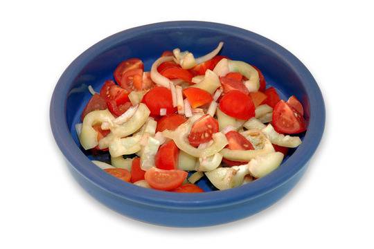 Салата от домати с чушки и лук