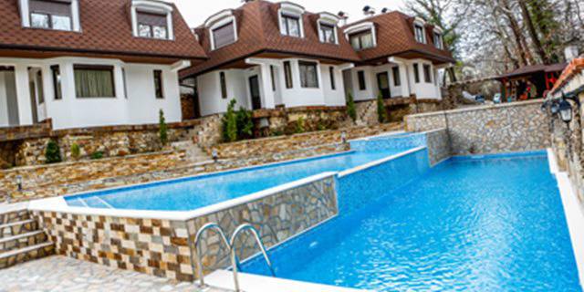 Почивка в Огняновски минерални бани за ДВАМА! Нощувка в стая или студио с вана, закуска, вечеря, басейн, джакузи на ТОП цена…