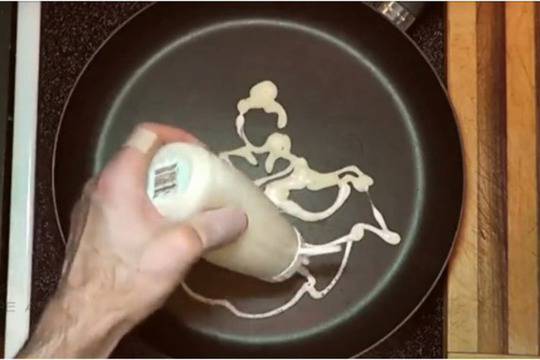 Баща прави „вълшебни“ палачинки