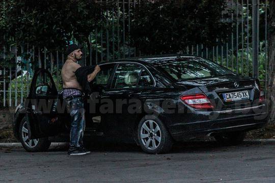 Дичо прави стриптийз на приятелката си Карина (СНИМКИ)