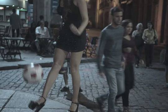 Дядо, две деца и момиче с токчета правят невероятни футболни трикове