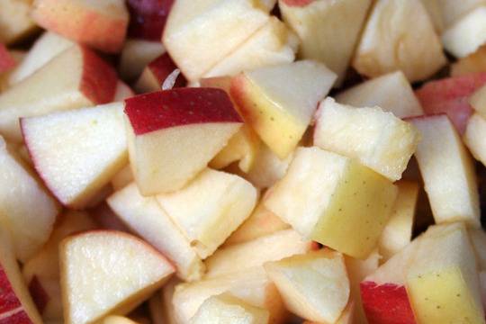 Плодова салата от червени и жълти ябълки здравословно