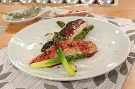 Филе от лаврак в сос от нар и аспержи