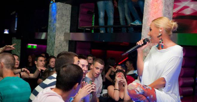 Много еротично! Камелия показа настръхнали гърди пред младоци в дискотека!