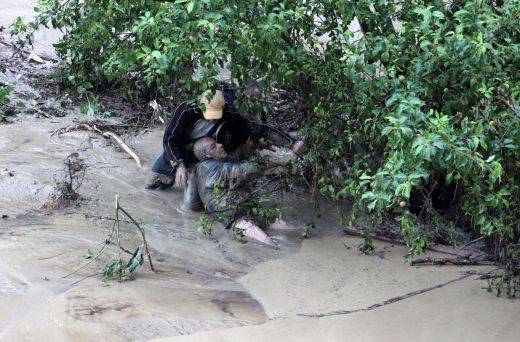 Водата носи трупове из улиците на Варна – никой не знае колко са жертвите! (СНИМКА 18+)