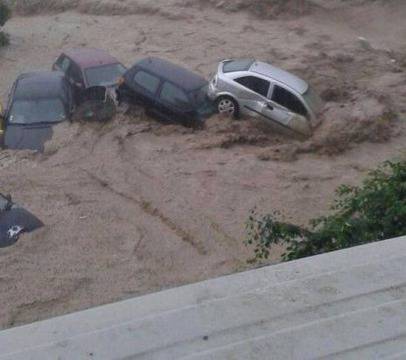 Ад в „Аспарухово“: Водата подмята колите като детски играчки!
