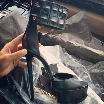 Николета сe хвали с обувки на Roberto Cavalli (снимка) видяна 10976 коментари 31