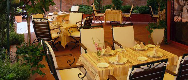 Панорамен ресторант и Изискан Ресторант с Градина